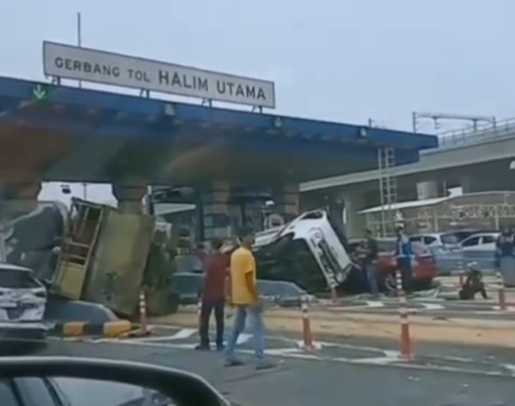 BREAKING NEWS! Kecelakaan Beruntun di Gerbang Tol Halim Utama
