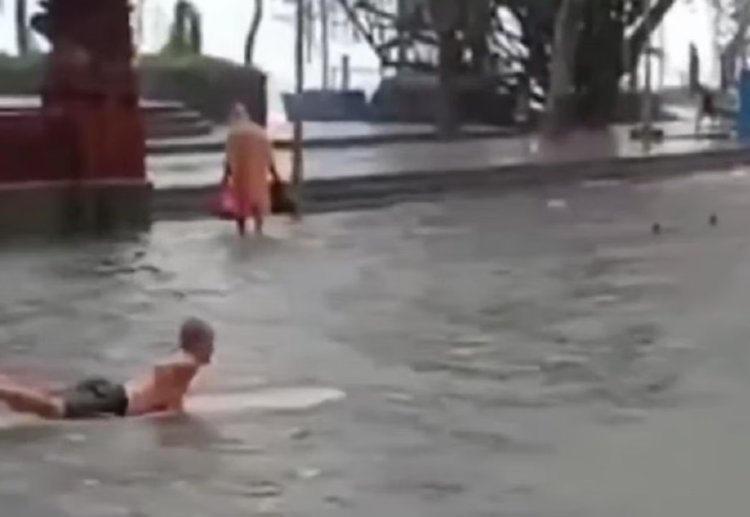 Viral Wisatawan Asing Main Papan Surfing Saat Banjir di Jalan Pantai Kuta