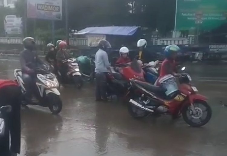 Kendaraan Pemudik Mogok di Jalur Pantura Akibat Banjir