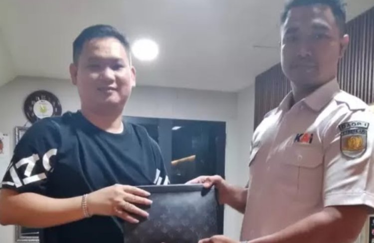 Petugas KAI Semarang Tawang Kembalikan Tas Penumpang Berisi Uang dan Emas yang Tertinggal