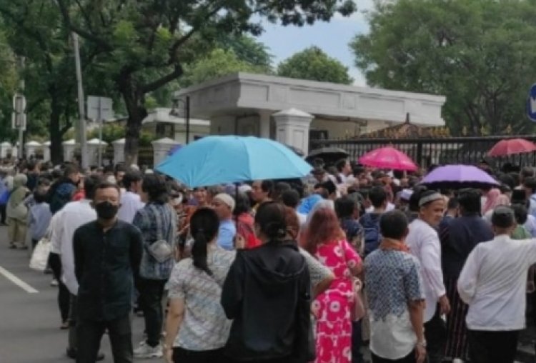 Warga Sempat Adu Mulut Saat Antre Open House Presiden Jokowi di Istana Negara