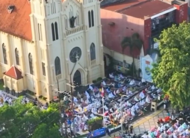 Viral Warga Sholat Id Gunakan Halaman Gereja di Malang, Netizen: Indahnya Indonesia