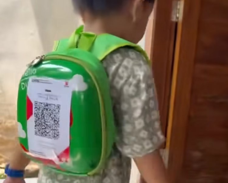 Bikin Ngakak, Ortu Sediakan Scan Barcode di Tas untuk THR Anak