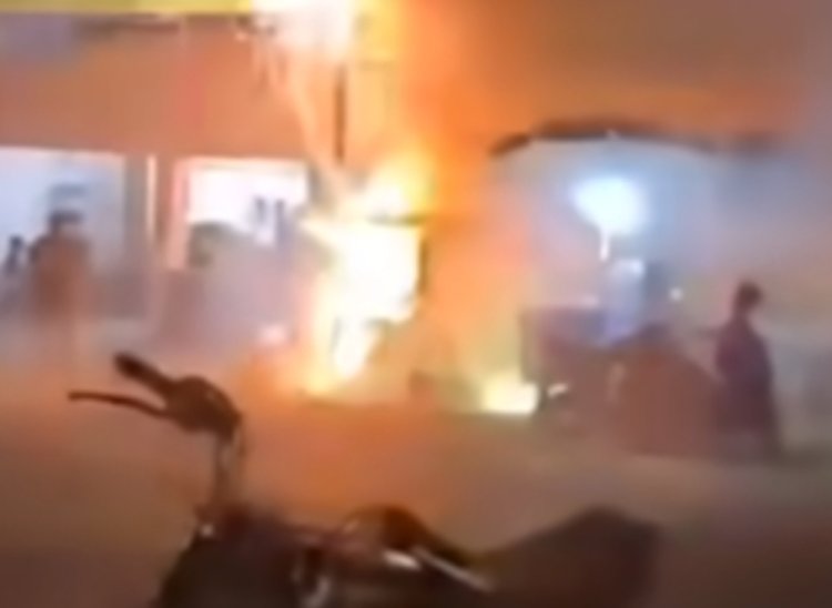 Viral Petasan dan Kembang Api di Lapak Pinggir Jalan Terbakar, Netizen: Gak Ada Pertolongan