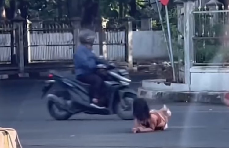 Viral, Aksi Wanita Guling-guling di Jalan Giwangan Yogyakarta