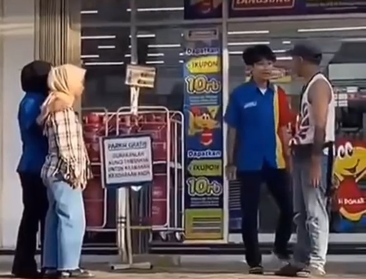 Karyawan Minimarket Cekcok dengan Jukir Karena Papan Pengumuman Parkir Gratis Disembunyikan
