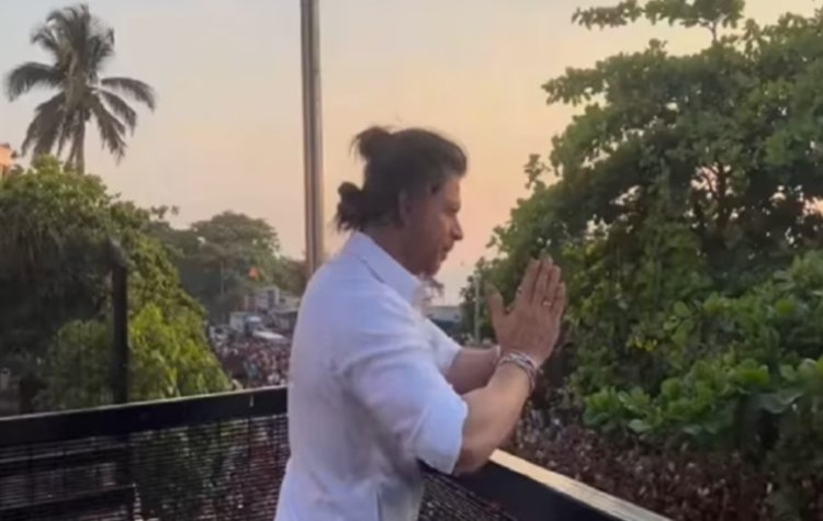 Momen Lebaran, Shah Rukh Khan Sapa Ribuan Penggemar dari Balkon Rumahnya