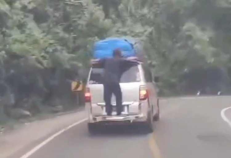 Viral Seorang Pria Nekat Berdiri di Bagasi Mobil saat Mudik, Netizen: Bahaya Banget!