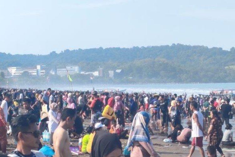Hari Libur Lebaran 2024, Pantai Pangandaran Dipadati Ratusan Ribu Pengunjung