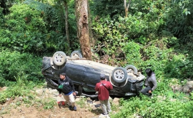 Mobil Berpenumpang 5 Karyawan BUMN Terjun Ke Jurang di Polewali Mandar