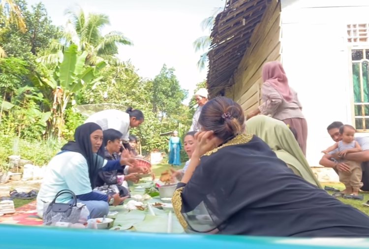 Viral Keluarga Asyik Makan di Halaman Rumah, Tiba-tiba Dilempar Sandal Tetangga