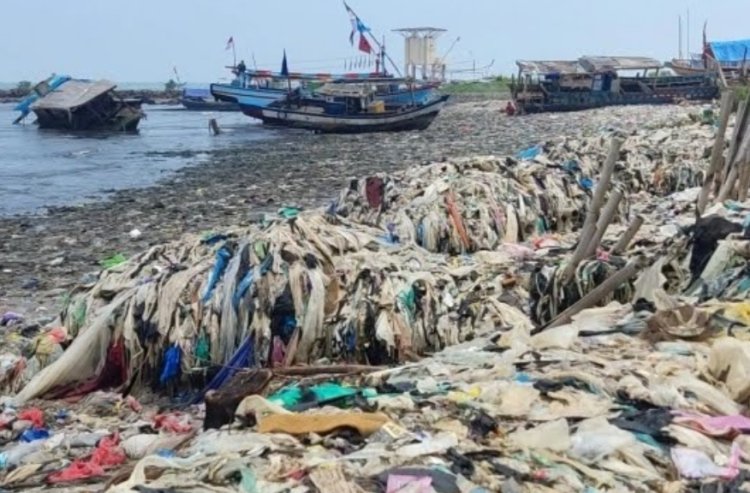 Pantai Teluk Pandeglang yang Sempat Dibersihkan Pandawara, Kini Penuh Sampah Lagi