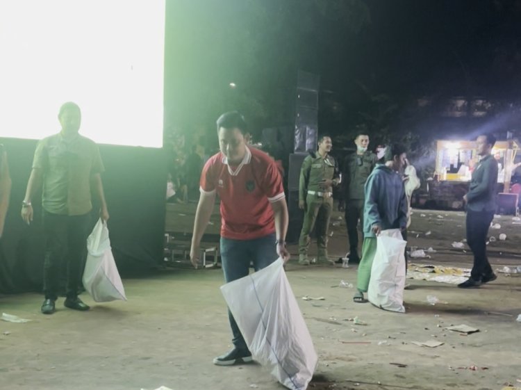 Salut, Meski Timnas Kalah Bupati Ajak Warga Untuk Pungut Sampah usai Nobar di Alun-alun Kendal