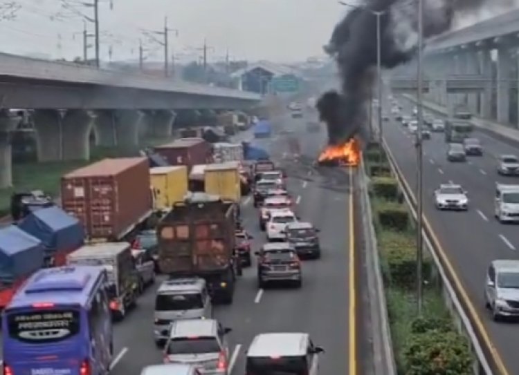 Terbakar, Mobil Minibus dan Pick Up Terlibat Kecelakaan di Tol KM 6 Jakarta-Cikampek