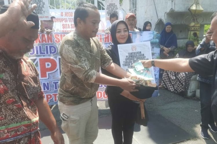 Sindir Kerap Mangkir KPK, Warga Ramai Ongkosi Bupati Sidoarjo ke Jakarta