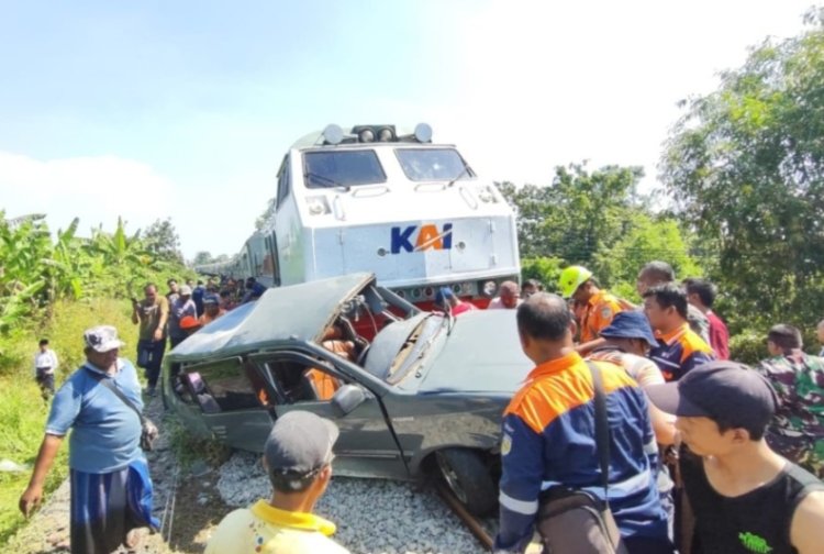 Kecelakaan Kereta Api Tabrak Mobil di Pasuruan, 3 Orang Meninggal