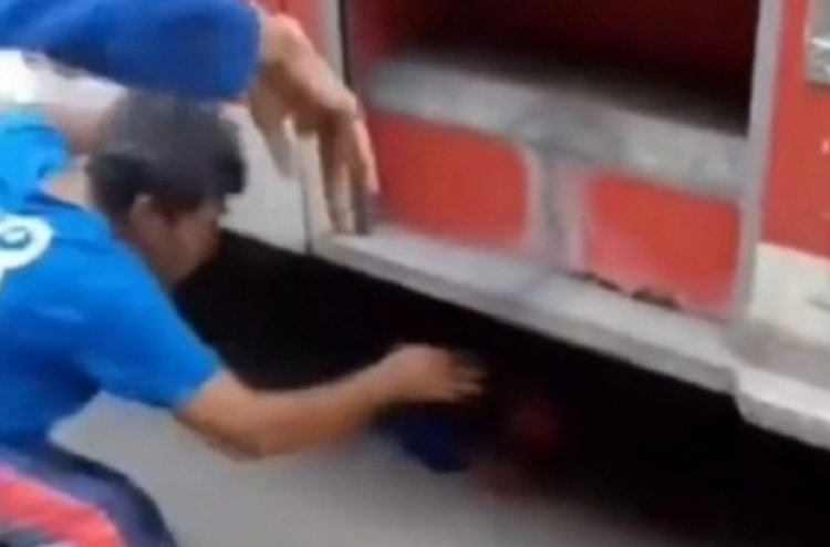 Viral Petugas Damkar Ditabrak Mobil Pemadam saat Hendak Padamkan Api