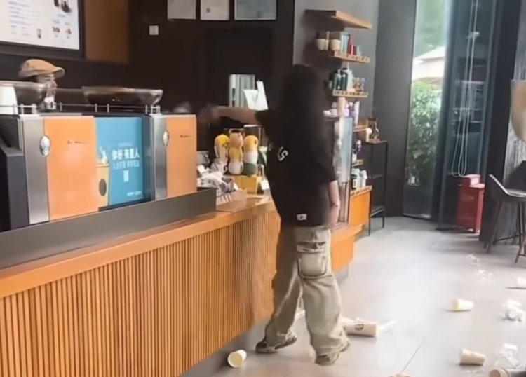Viral Diduga Pengunjung Coffee Shop Acak-acakan Barang Milik Toko, Netizen: Ada Masalah Apa sih Mba?