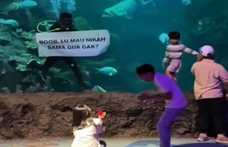 Lamaran Tak Biasa, Wanita Ini lamar pacarnya di SeaWorld Jakarta