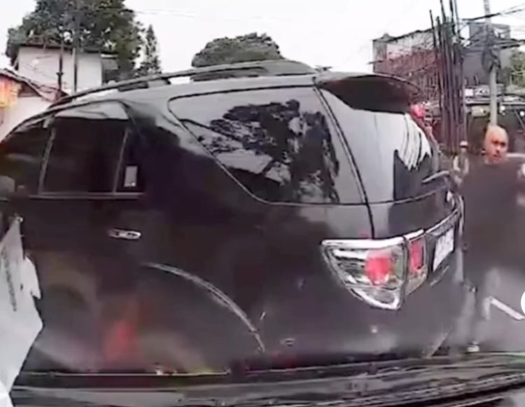Viral Pengendara Mobil Arogan Marah Saat Halangi Jalan Ambulance