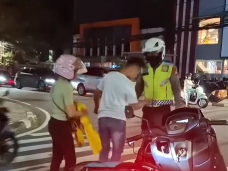 Viral! Tak Terima Ditilang Karena Tidak Pakai Helm, Pengendara Ini Bentak Polisi