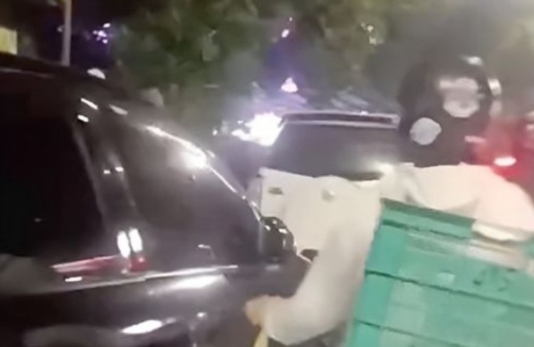 Viral Pemotor di Jaktim Menggores Mobil yang Parkir di Pinggir Jalan