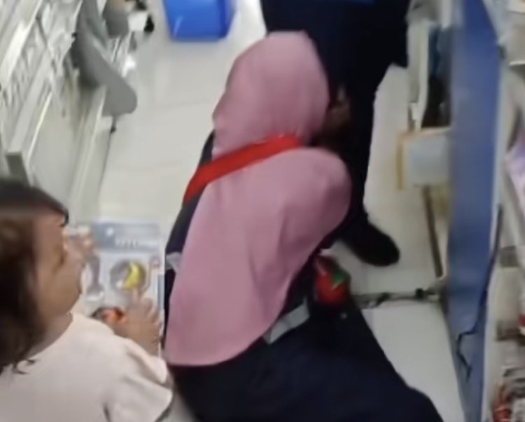 Viral Ibu-ibu Tertangkap Basah Curi Barang di Minimarket Bekasi