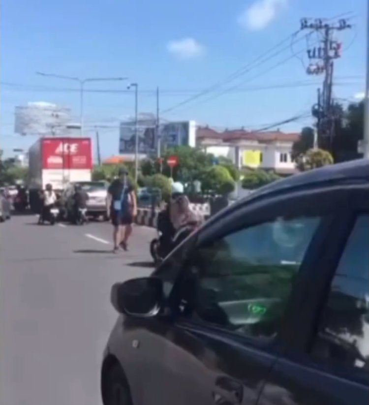 Viral! WNA Mengamuk di Jalan Bali, Pukul Pengendara Tanpa Alasan