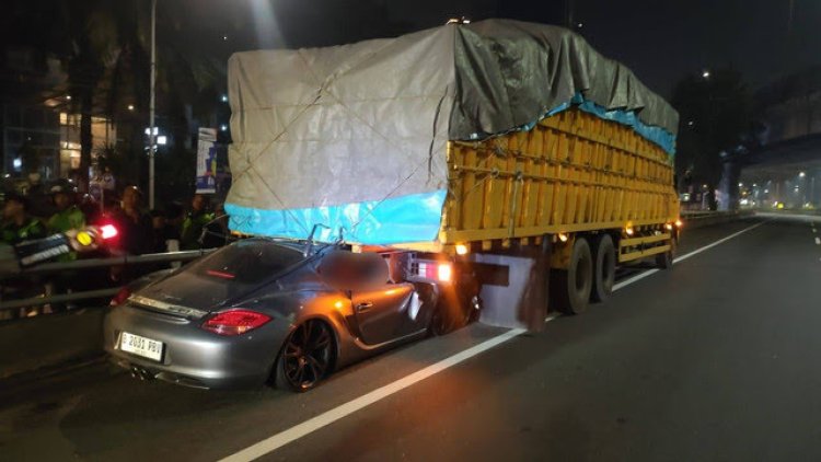 Porsche Tabrak Truk di Tol Dalam Kota, Pengemudi Tewas