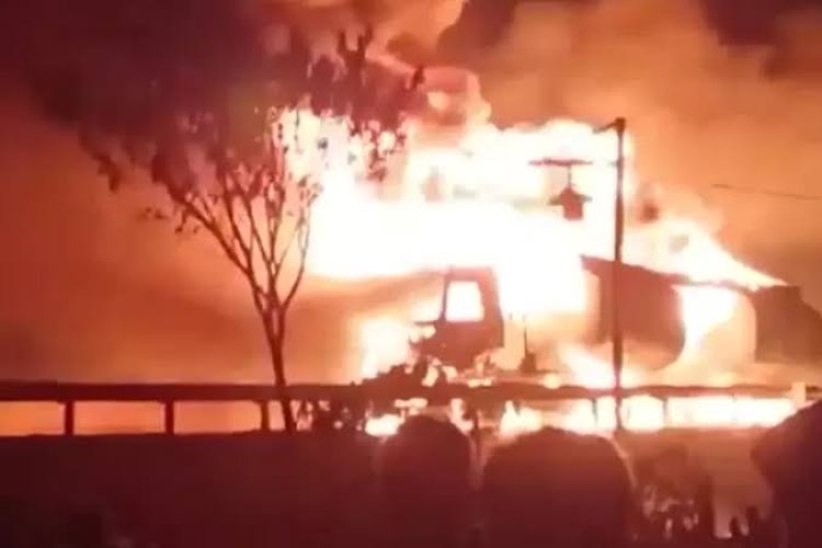 Truk Tangki Terbakar Hebat di Tol Ngawi Muat 16 Ribu Liter BBM