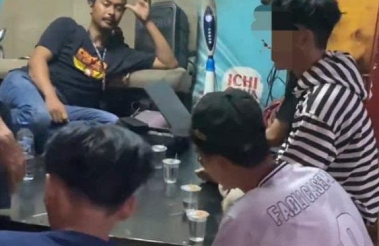 Sekelompok Pemuda Kembalikan Pagar Barikade Milik Vendor Konser Musik di Tangerang yang Dijarah