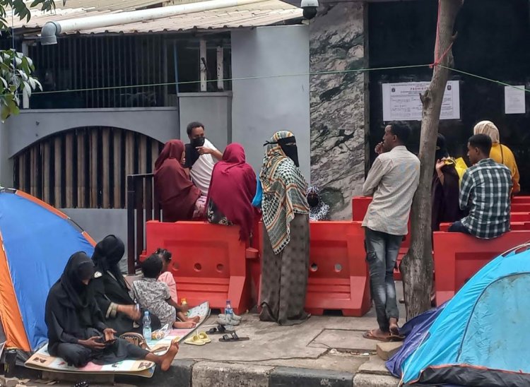 Satpol PP Bongkar Tenda Pengungsi WNA di Setiabudi Jaksel
