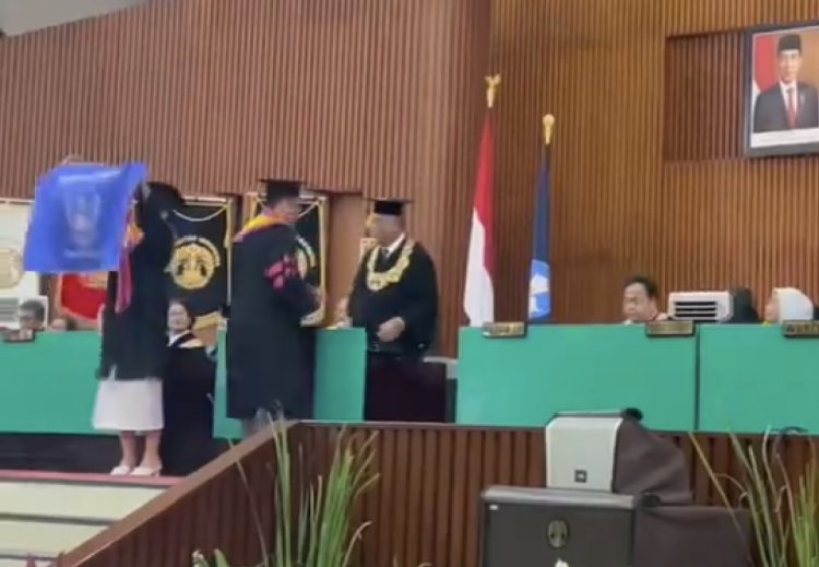 Viral Mahasiswa UI bentangkan Bendera "Peringatan Darurat" saat Wisuda