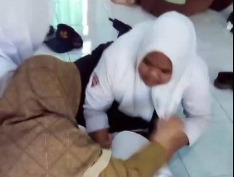 Sejumlah Siswi SMP di Madiun Alami Kesurupan Massal saat Upacara