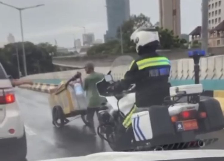 Viral Petugas Patwal dengan Sabar Kawal Pemulung di Jalan