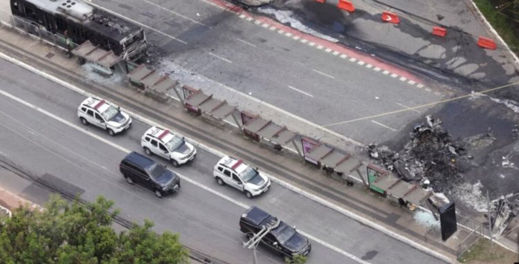 Pesawat Kecil Jatuh di Jalan Raya Sao Paulo Brasil, 2 Orang Tewas!