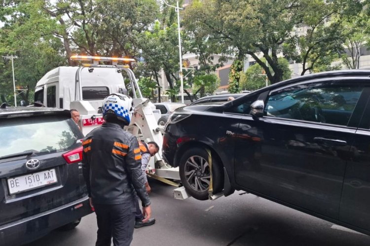 Kemacetan di Istana Negara, Dishub Derek Mobil Pejabat Parkir Sembarang Saat Gladi Bersih Pelantikan Kepala Daerah