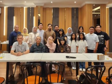 Momen Lebaran Keluarga Okin Viral, Caption Sang Ibu Tuai Sorotan