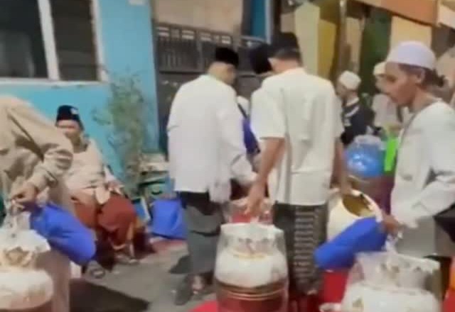 Viral Pulang Tahlilan Warga Dapat Besek Kandang dan Burung, Netizen: Fix Ini Mah Kicau Mania
