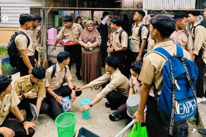 Aksi Siswa MAN Asahan di Sumut Serbu Ibu Kantin Sambil Bawa Alat Dapur Bikin Netizen Menangis