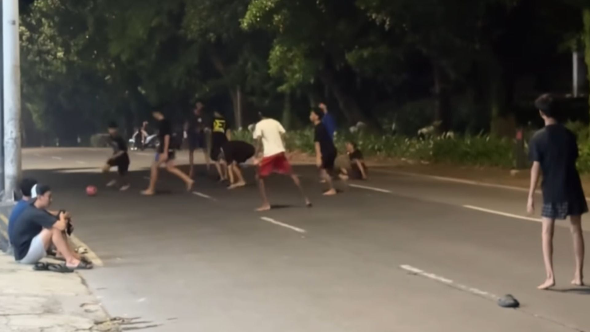 Heboh! Jalan Lenteng Agung Disulap Jadi Lapangan Bola Usai Ditutup Akibat Jalan Ambles