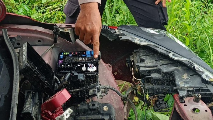 Mobil Ringsek Usai Kecelakaan, Pemilik Syok Saat Kembali: Ban, Aki hingga Spion Raib Dijarah