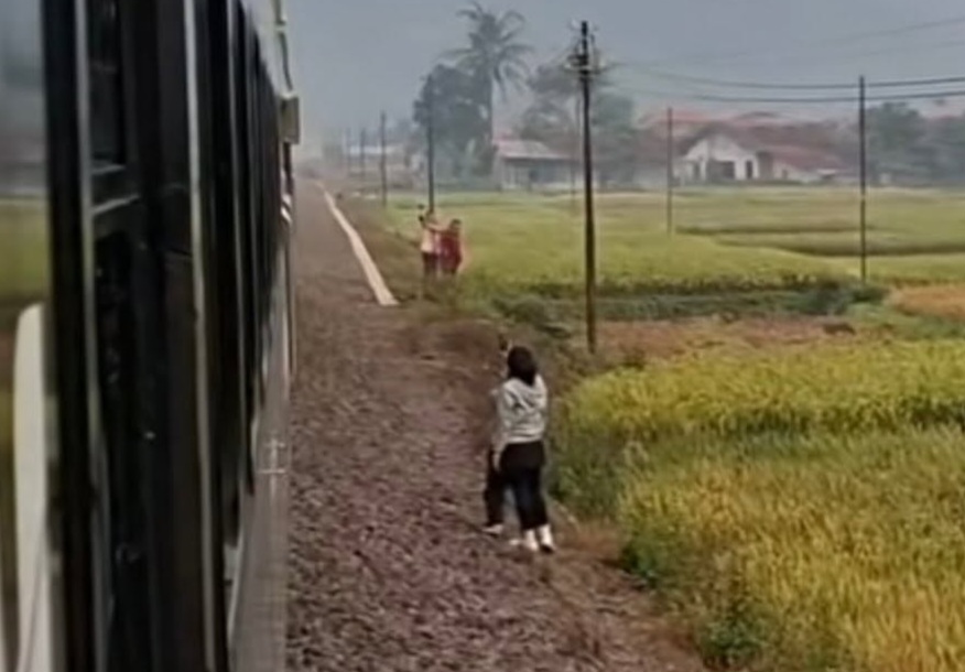 Pelari Kalcer Joging di Pinggir Rel, 2 Remaja di Kadungora Diberi Peringatan Keras Oleh Masinis