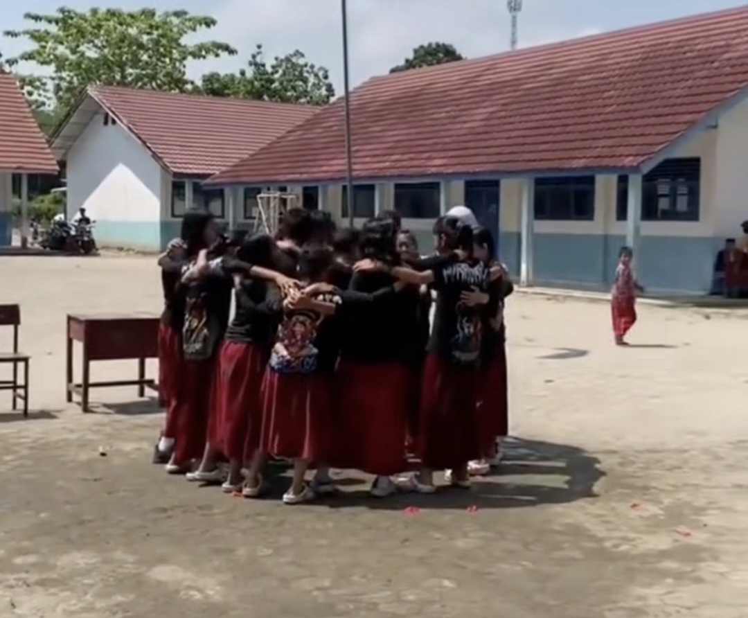 Alih-alih Pakai Damkar, Para Siswi Ini Rayakan Kelulusan dengan Cara Unik