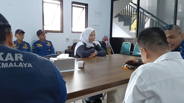 Kisah Haru Siswi Yatim di Tasikmalaya Didampingi Petugas Damkar Saat Ambil Rapor