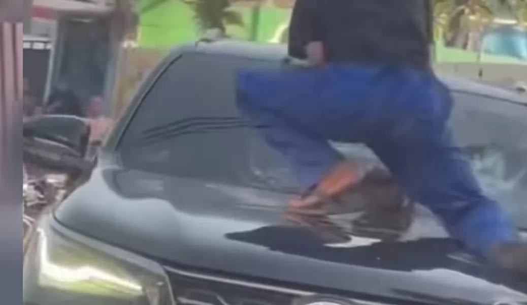 Mobil Fortuner 'Ringsek' Dihajar Massa, Diduga Tabrak Lari