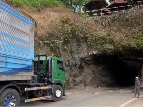 Gegara Google Maps, Truk Gandeng Terjebak di Terowongan Sumpang Labbu Bone