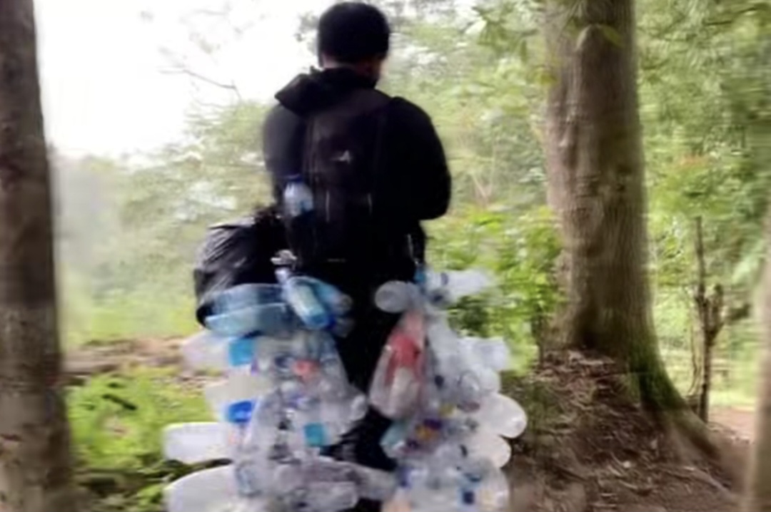 Respect! Pendaki Gunung Bawa Turun Sampah Botol Plastik