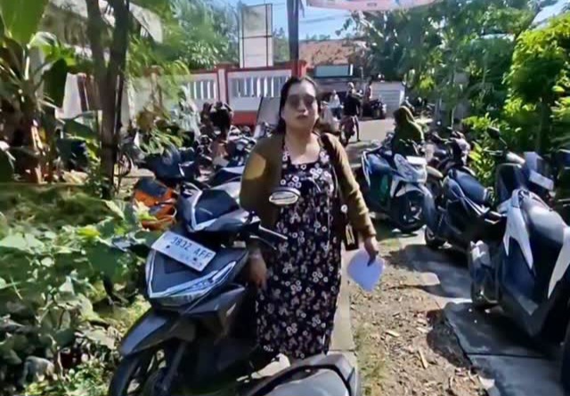 2 Wanita Muda yang Diduga Mampu Ambil Bansos, Netizen: Biasanya Keluarga Perangkat Desa