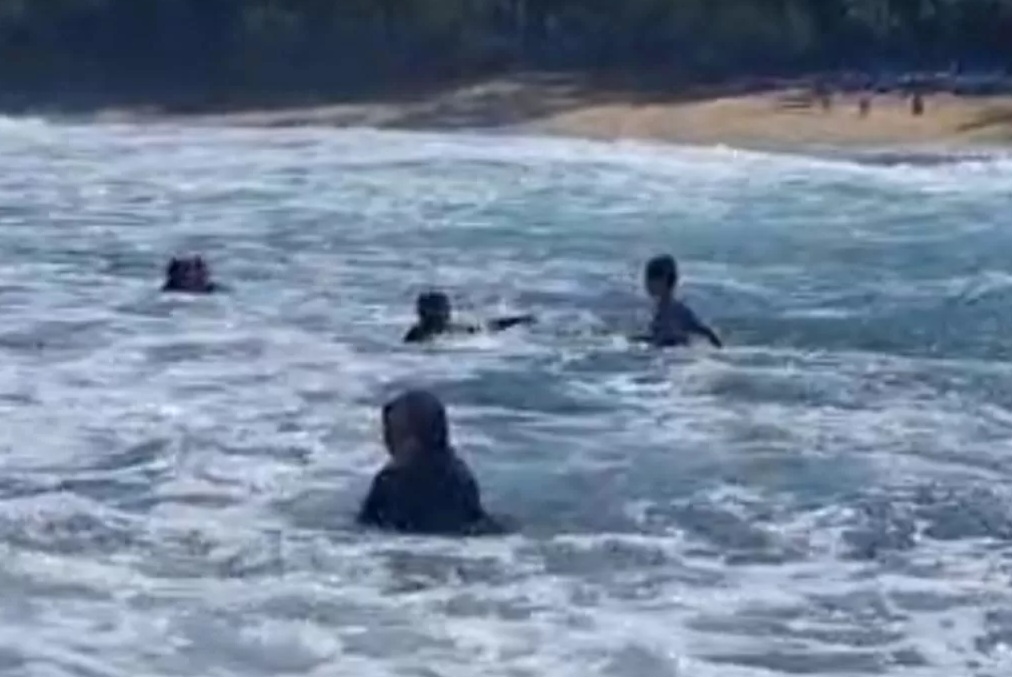 Outing Class di Pantai Pangi Berujung Tragedi, 3 Santri Asal Kediri Terseret Ombak, 1 Orang Hilang